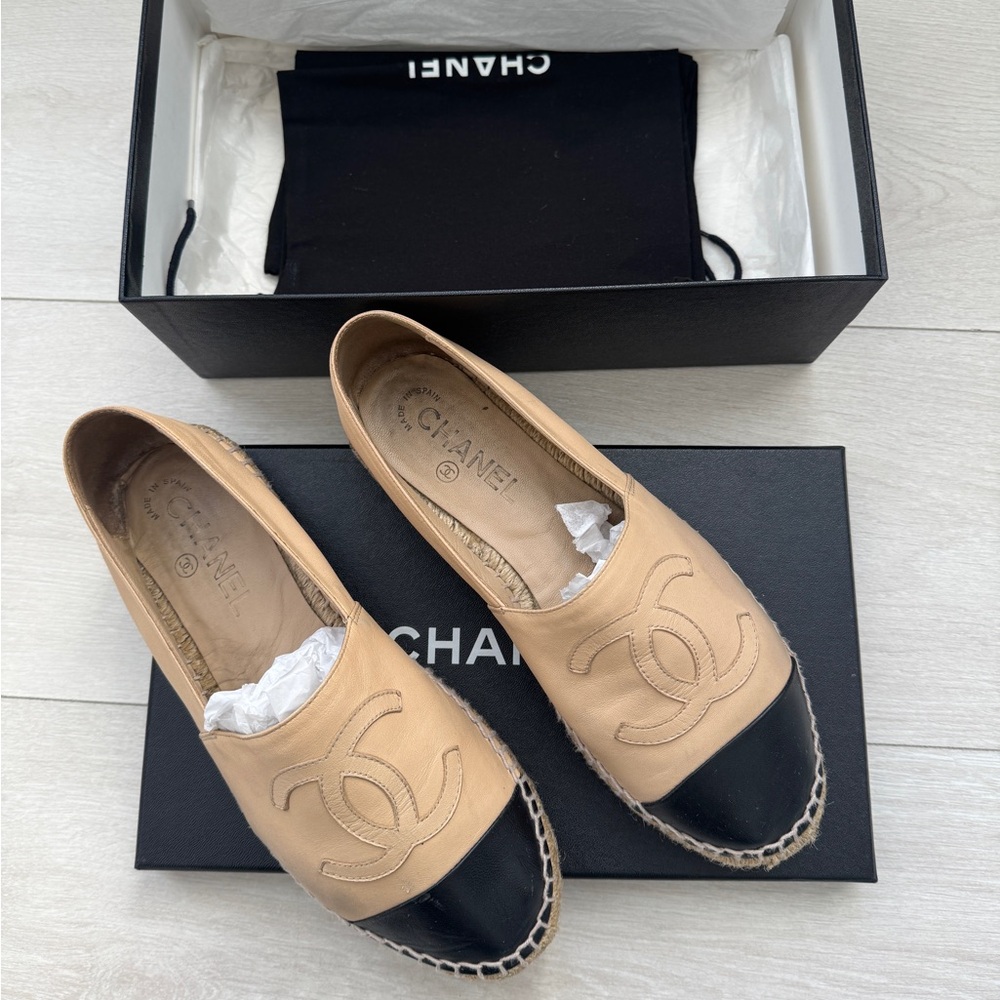 CHANEL Women's Beige and Black Espadrilles - Picture 4 of 5